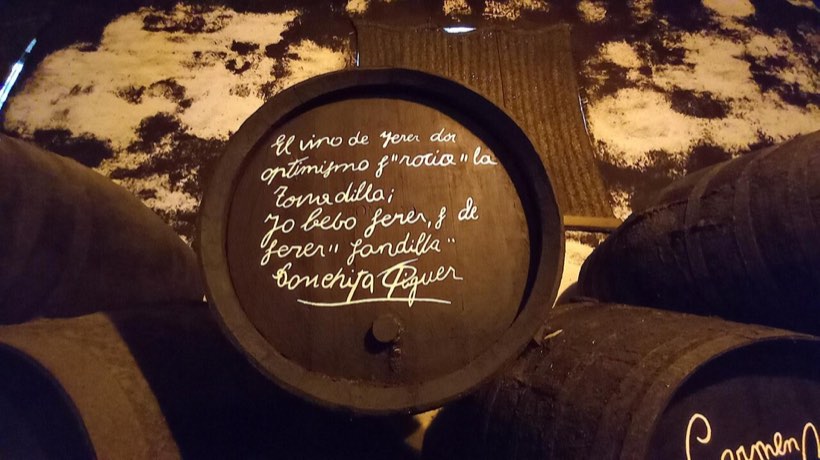 Bota de vino firmada en una bodega de Jerez
