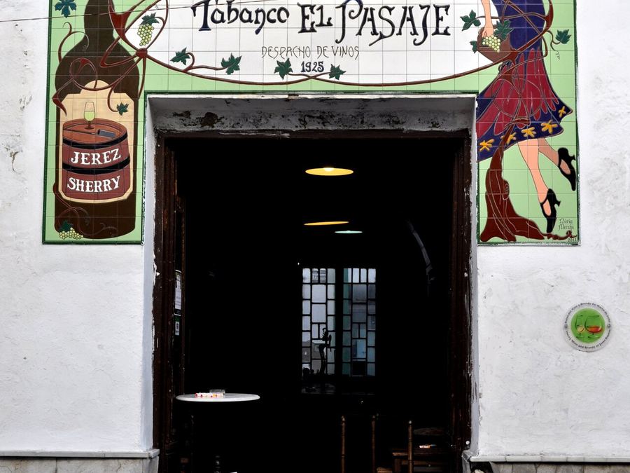 Puerta de un tabanco tradicional de Jerez