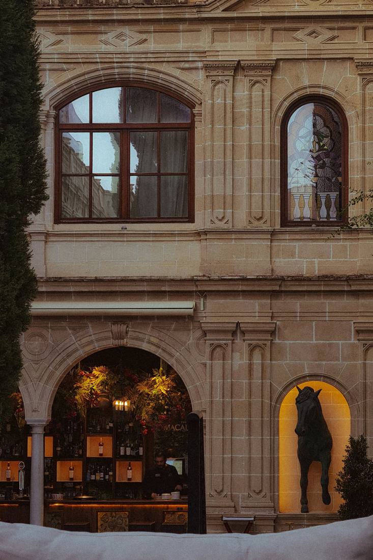 Fachada de piedra de la Casa Palacio María Luisa, en la calle Tornería